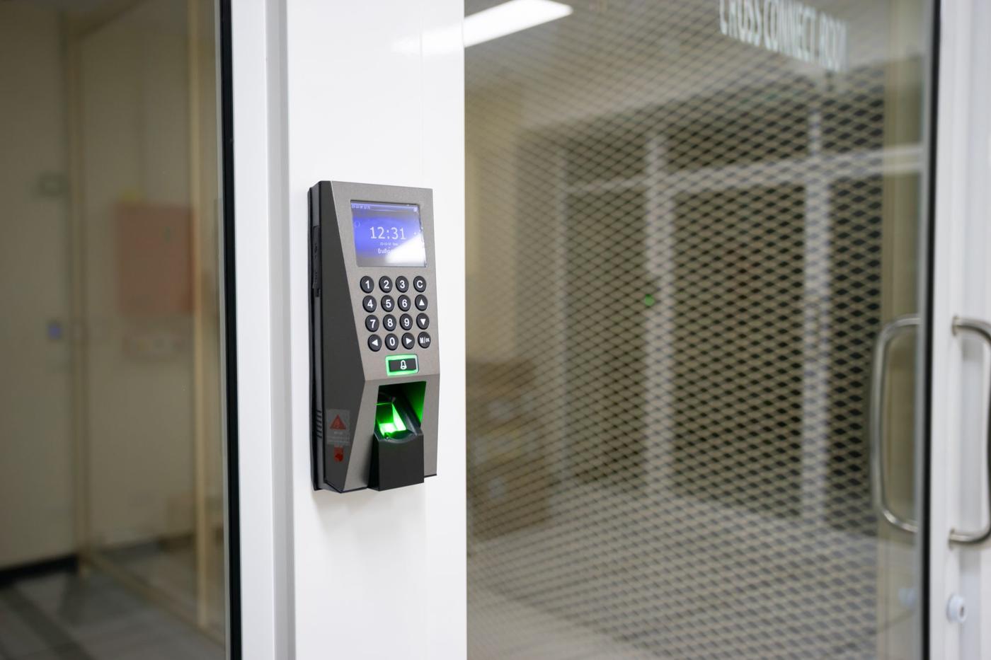 Escáner de huella digital en una puerta de acceso controlado