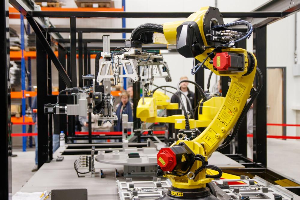 Brazo robótico industrial en una línea de manufactura